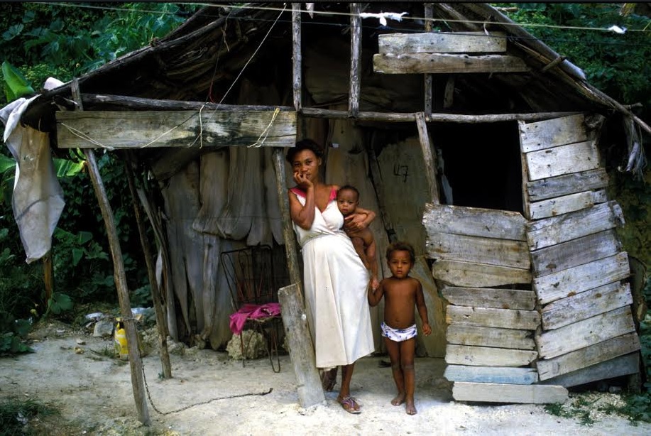 Madre e hijos en extrema pobreza en Los Barrancones, República Dominicana