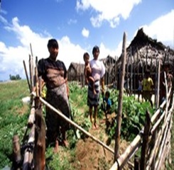 Familia panameña en su huerto